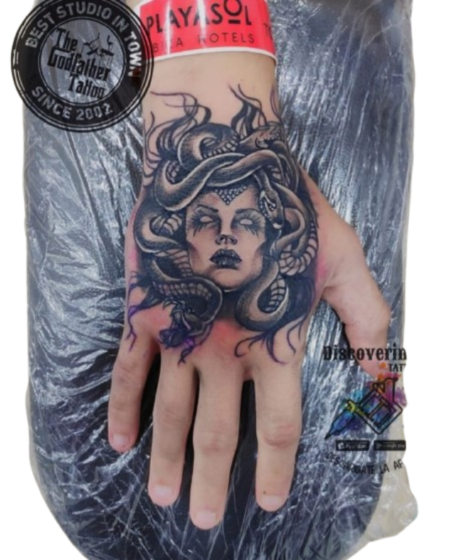 Tatuaje de Medusa en la mano